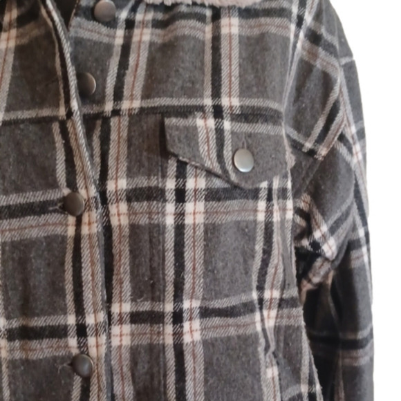 Mystree Shacket, size small,  perfect for school, camping! Great colors . - Picture 3 of 13